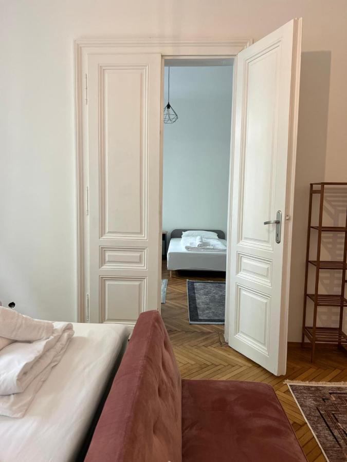 Centrally-located Authentic Apartamento *