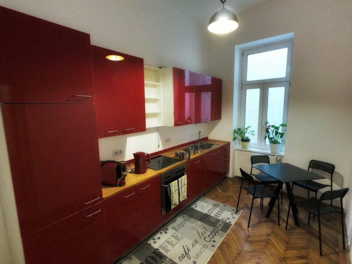 Centrally-located Authentic * Viena