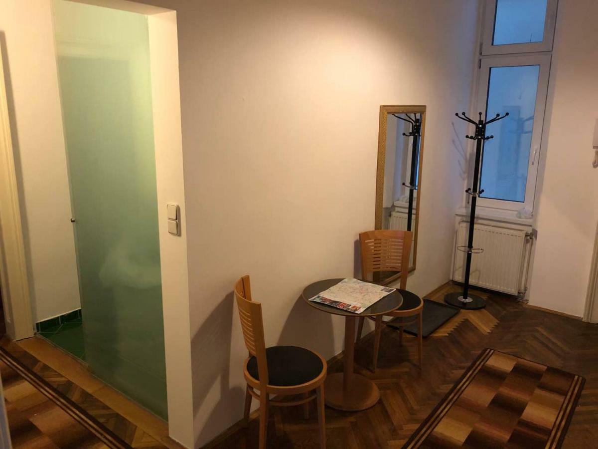 Centrally-located Authentic Apartamento Viena