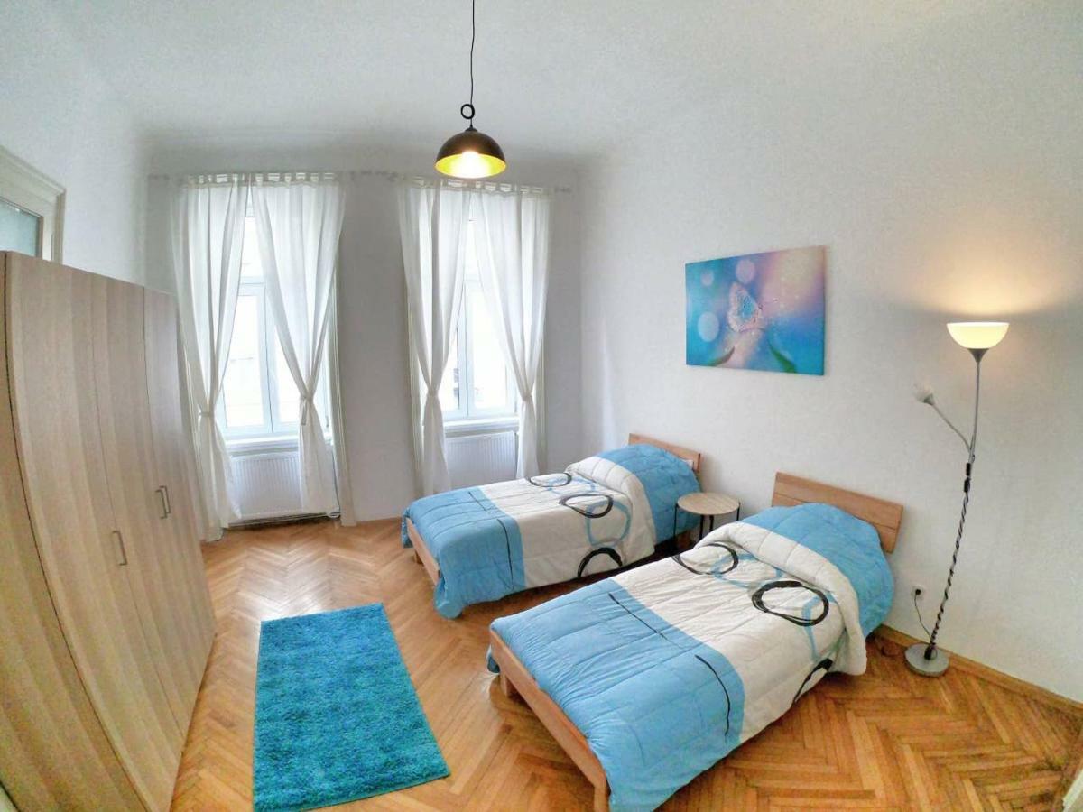 Centrally-located Authentic Apartamento *